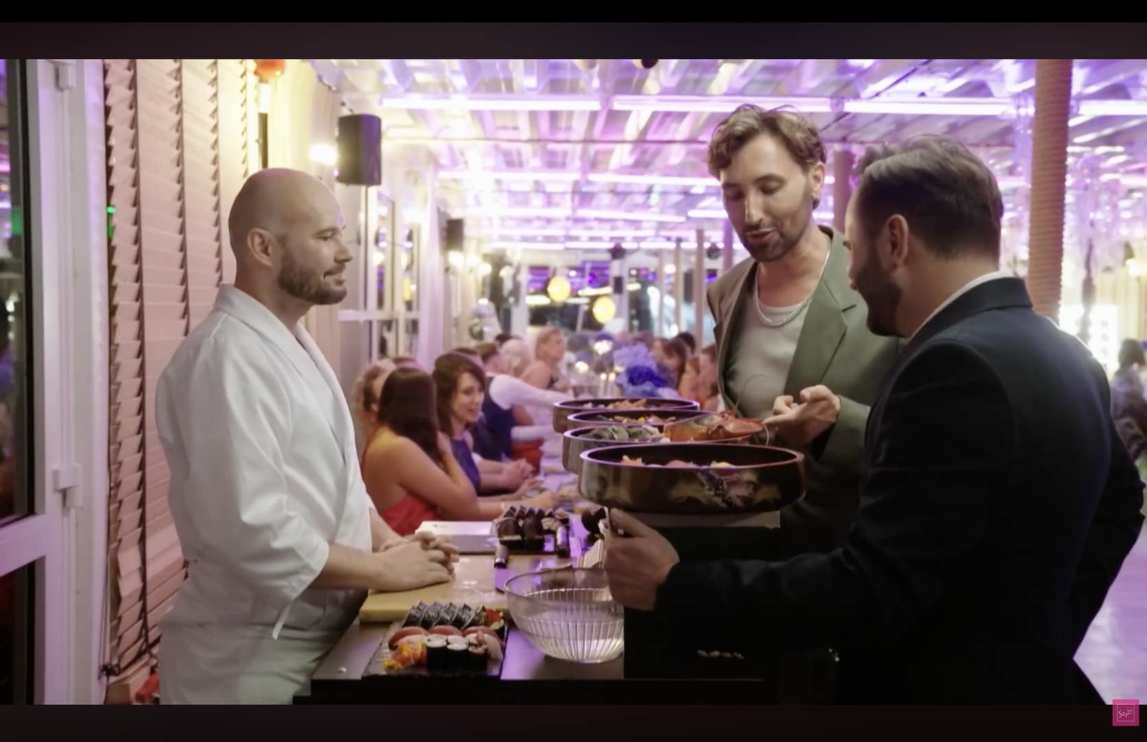 Realizacje 3 Sushi master serwujący sushi gościom wesela w programie Ślub Last Minute