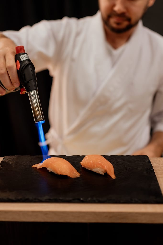 Nigiri salmon aburi. Nigiri z opalanym łososiem.