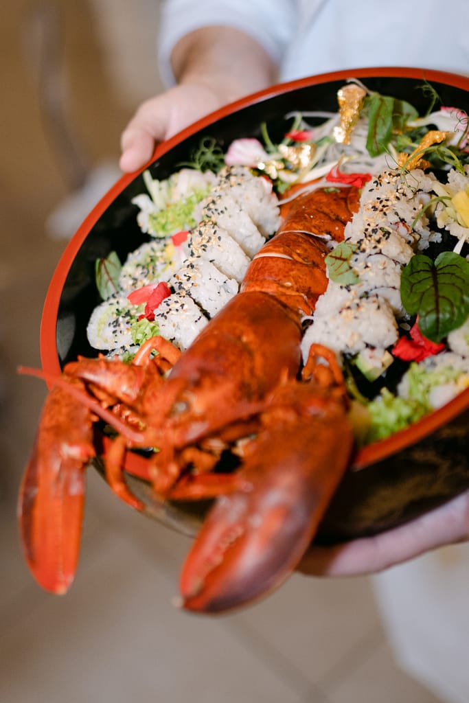 Zestaw sushi z homarem.