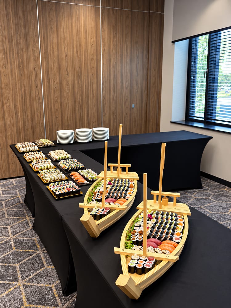 Realizacje 5 Bufet sushi na konferencji w Lublinie z dwiema drewnianymi łodziami pełnymi sushi