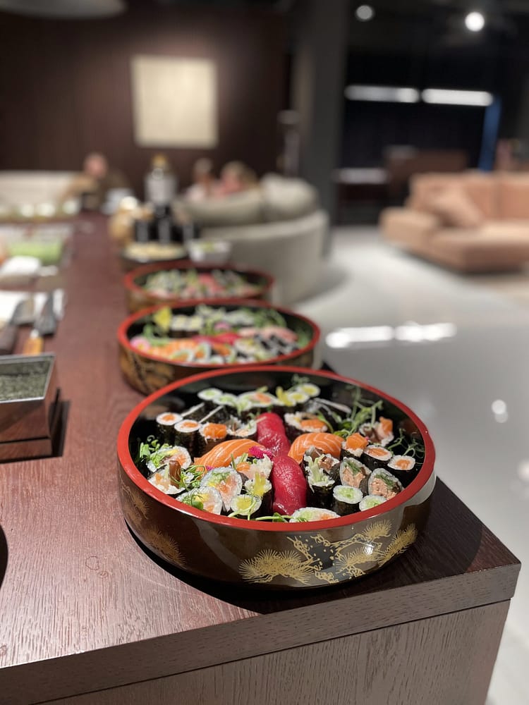 Realizacje 7 Sushi podane na lakierowanych japońskich tacach w salonie meblowym Bizzarto