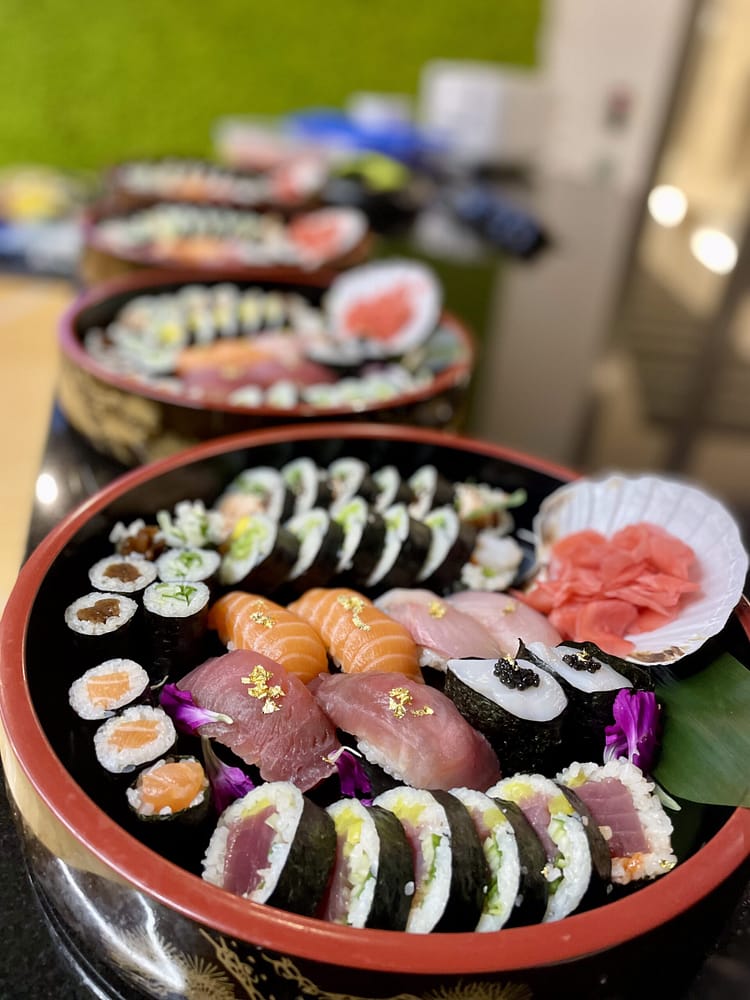 Realizacje 8 Różnorodne sushi premium, nigiri z rybą i płatkami złota oraz maki na japońskiej tacy podczas wydarzenia mBank