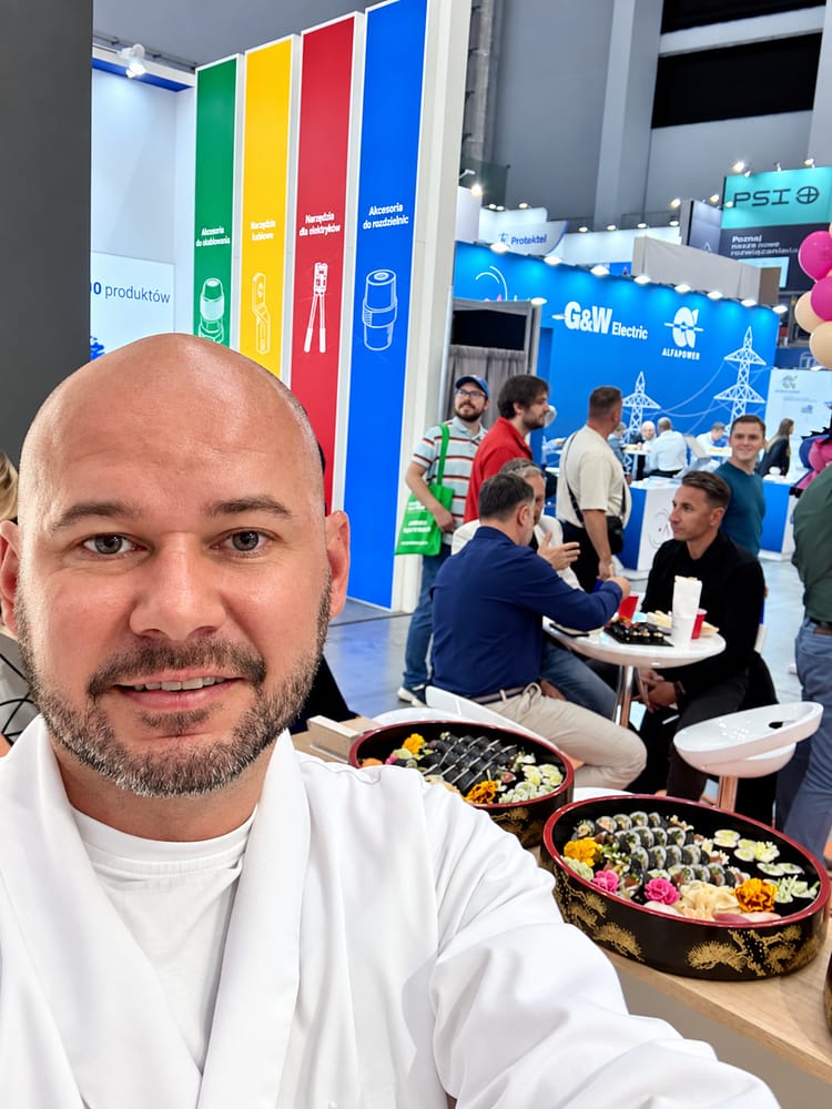 Realizacje 1 Mobilny Sushi Master przy bufecie sushi podczas targów branżowych w Bielsku-Białej