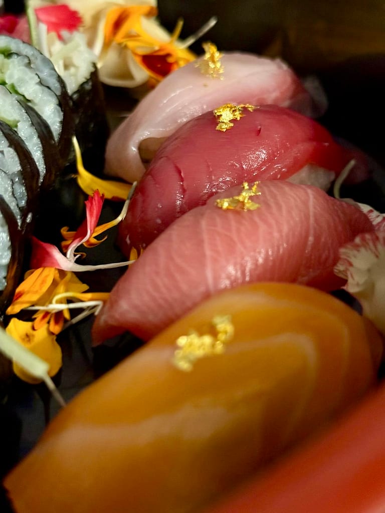 nigiri ze złotem: akami, toro, seriola, łosoś